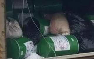 Đổ xô hôi của khi xe tải bị lật, nào ngờ lấy về toàn chất độc xyanua