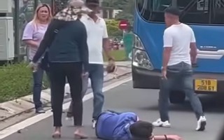Xôn xao clip tài xế xe buýt bị đánh gãy răng