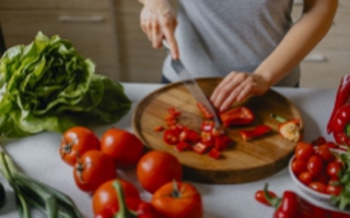 Cách làm dịu tay bỏng rát do dính ớt