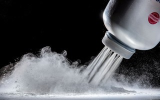 Sau 130 năm, WHO chính thức đưa bột talc trong phấn rôm trẻ em vào Nhóm 2A có thể gây ung thư