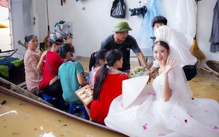 Cô dâu gen Z ngạc nhiên trước lễ đón dâu bằng thuyền, phao tự chế của người dân "rốn lũ" Chương Mỹ