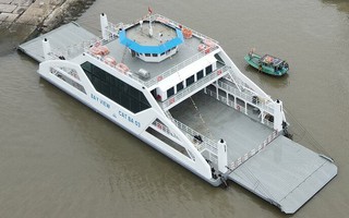 Phà mới dài gần 60m đi vào hoạt động, đưa du khách sang đảo Cát Bà