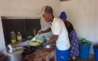Lindo khai trương quán ăn ở Angola: Có món trứ danh Việt Nam, nhìn lượng khách tìm đến dự đoán sắp giàu to