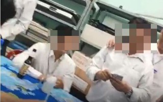 Đề nghị xử lý hiệu trưởng để giáo viên đánh bài trong thư viện