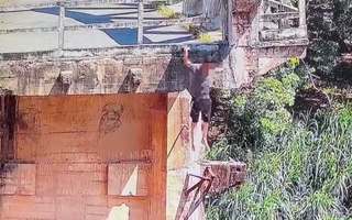 Diễn biến nóng vụ nam thanh niên để lại bút tích "con nợ mẹ" rồi nhảy cầu ở Bình Dương