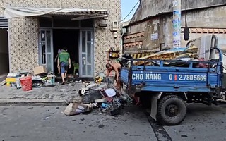 TP HCM: Cháy khu trọ 5 tầng, người dân leo thang sắt thoát ra ngoài