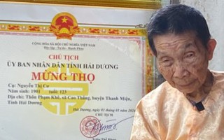 Cụ bà 123 tuổi tóc còn đen láy, quanh năm ăn muối vừng, chưa một lần đi viện