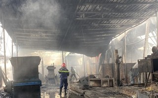 Cháy dữ dội kho phế liệu tại huyện Quốc Oai