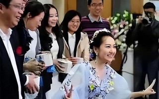 Cô gái mặc váy cưới, vẫy tay chào mọi người trong đám tang chính mình
