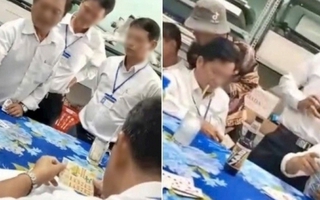 Vụ giáo viên đánh bài nhiều lần ở thư viện: Làm rõ vai trò của hiệu trưởng