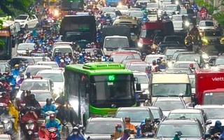 Hà Nội mưa từ đêm đến sáng, xe cộ ùn tắc khắp các ngả đường