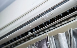 Nước điều hòa liên tục nhỏ giọt lên tường, phải làm sao?