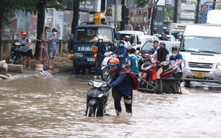 Đại lộ Thăng Long ùn tắc vì ngập, dịch vụ xe kéo đắt khách