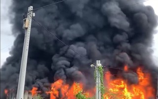 Cháy ngùn ngụt gần cây xăng và chợ ở Bình Dương, nhiều người tháo chạy