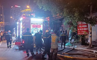 Hà Nội: Kho hàng gần chân cầu Vĩnh Tuy bốc cháy ngùn ngụt trong đêm