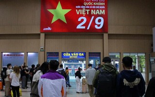Về quê nghỉ lễ 2/9, người dân TP.HCM đổ dồn đông đúc đến bến phà, sân bay