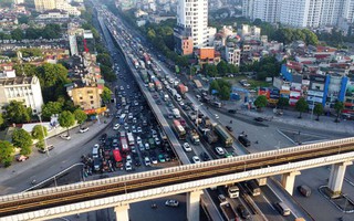 Ùn tắc gần chục km, ô tô nhích từng mét rời Hà Nội