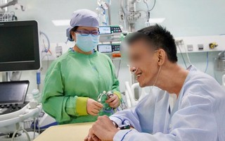 Bệnh nhân được ghép tim của chàng trai Hà Nội đã tự ăn cháo, trò chuyện vui vẻ