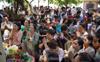 Chen chân lễ Phủ Tây Hồ trong ngày đầu tháng "cô hồn"