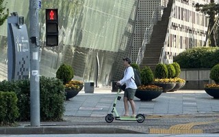 Băng quái xế học trò Hàn Quốc đua xe đạp điện náo loạn vỉa hè, cảnh sát bất lực