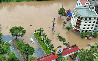 Mưa lớn kéo dài, đại lộ Thăng Long liên tục ngập úng