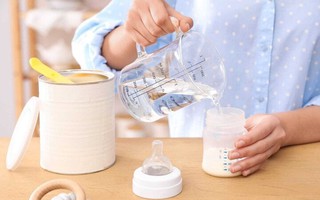 Nước pha sữa cho trẻ thế nào là an toàn?