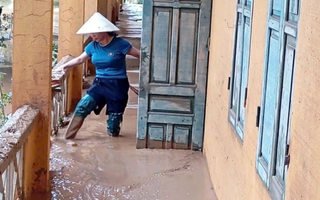 Thầy cô lội bùn dọn trường, sẵn sàng đón học sinh trở lại sau mưa lũ