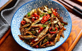 Món cá khô rim cay cực hao cơm cho ngày mưa