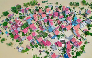 Nước ngập tới mái nhà, cả làng biến thành "ốc đảo"