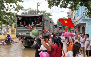 Cảm động hình ảnh người dân vùng lũ Yên Bái bịn rịn chia tay bộ đội