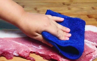 Tại sao người bán ở chợ thường phủ vải lên miếng thịt lợn?