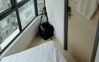 Thuê phòng "quan tài" 4m2, giá 25 triệu/tháng 4 người ở, chàng trai Việt thấy điều bất ngờ khi vào sâu bên trong