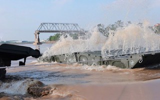 Công binh bắc cầu phao tại khu vực cầu Phong Châu