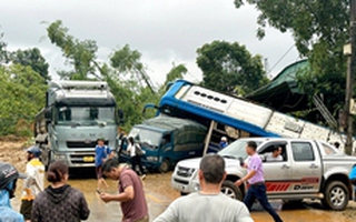 Mưa to gây sạt lở đất đá vào nhà dân, 11 người thương vong ở Hà Giang
