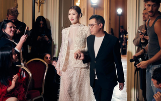 Thuý Ngân catwalk ở Paris khiến dân tình tròn mắt, tiết lộ điều 15 năm rồi mới có lần đầu