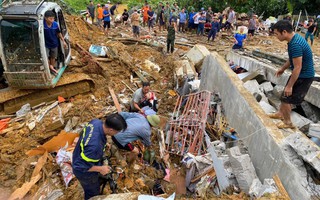 Vụ sạt lở trên quốc lộ ở Hà Giang: Vẫn còn 3 người mất tích, huy động hàng trăm người tìm kiếm các nạn nhân