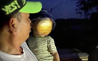 Vĩnh Phúc: Phát hiện bé gái bị bỏ rơi giữa đường cùng 1 lá thư trước ngày mưa bão