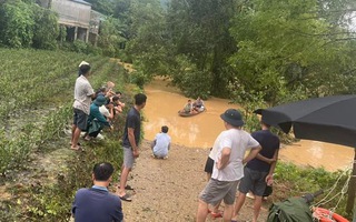 Hai bé trai bị lũ sau bão cuốn mất tích