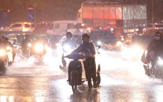 Mưa xối xả, sấm chớp dữ dội, người Hà Nội "đánh vật" giữa biển nước mênh mông để về nhà giờ tan tầm