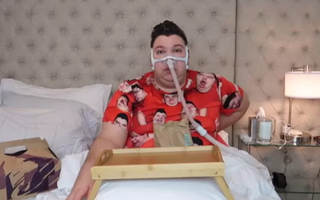 Hết lòng vì công việc, YouTuber tăng 171kg, cắm máy thở vẫn tiếp tục làm clip Mukbang và cái kết