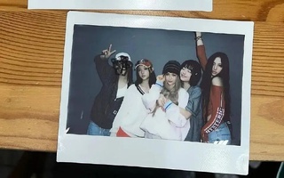 Bức ảnh bị bôi đen vạch trần bộ mặt thật của nhóm nhạc drama nhất nhì Kpop?