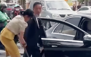 Người đàn ông đi Mercedes rút kiếm "dọa" nhân viên môi trường lên tiếng: Hái hoa để tặng đồng nghiệp