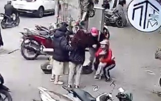 Nhân chứng kể khoảnh khắc phát hiện người phụ nữ dẫn bé gái 4 tuổi trên đường