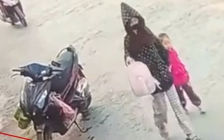 Truy tìm cô gái vào trường mầm non nghi bắt cóc bé gái 3 tuổi
