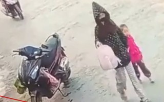 Tạm đình chỉ giáo viên để người lạ dẫn bé gái 3 tuổi đi khỏi trường