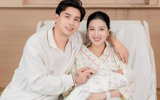 Vợ chồng Hồ Quang Hiếu đón con trai đầu lòng