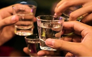7 người ở Bến Tre phải nhập viện sau khi uống rượu có độ cồn cao