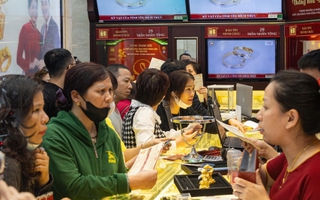 Người mua vàng ngày vía Thần Tài giờ lãi 'khủng' thế nào?