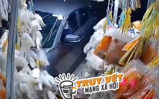Camera ghi lại cảnh ô tô lao vào nhà dân hất văng người phụ nữ