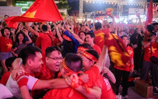 Việt Nam vô địch, người dân bắn pháo hoa ôm nhau đón giao thừa lần 2